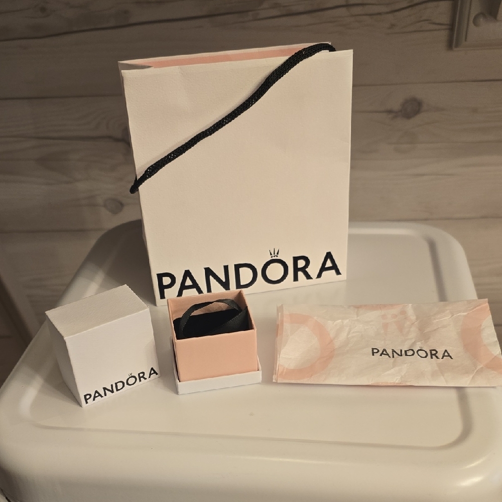 Pandora White and Pink Gift Wrap Set